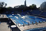 Piscine en face de l'hôtel